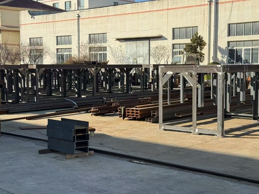 Plataforma de estrutura de aço de alta resistência de apoio ao armário elétrico no fundo da torre de vento