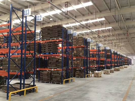 Estantes de aço de resistência industrial construídos para suportar condições de armazém