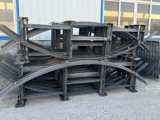 Plataforma de estrutura de aço galvanizado a quente que suporta gabinete elétrico na parte inferior da torre de vento