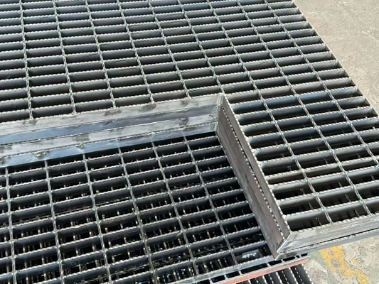 Escada de aço galvanizada pré-fabricada para espaços externos